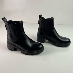 Women’s Black Platform Pull On Boots Elastic Ankle Sz 7 Round Toe
